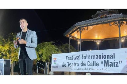 Actuación de Mago Cess que abrió anoche el Festival de Teatro de Calle de Santa María. RAMIRO