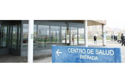 Cada médico del centro de salud de La Palomera atiende a 43 pacientes de media al día. RAMIRO