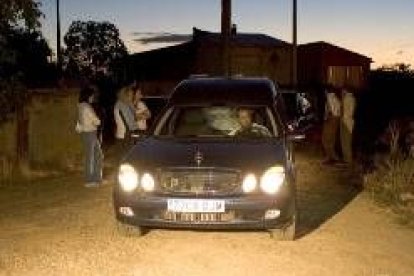 Los coches fúnebres abandonan el lugar donde fueron hallados los cuerpos de los jóvenes