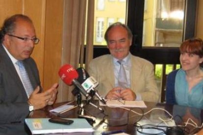 Fernández, Otero y  Laura Álvarez ayer en el Ayuntamiento.