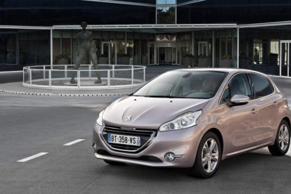 Con el 208, Peugeot lanza una sugestiva propuesta en el segmento de utilitarios.