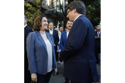 El presidente de la Generalitat, Carles Puigdemont, conversa con la alcaldesa de Barcelona, Ada Colau, tras la ofrenda floral al monumento a Rafael Casanova con motivo de la Diada.