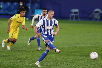 Yuri, como muestra la imagen, transformó el penalti que supuso el 2-0 para la Deportiva. L. DE LA MATA