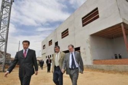 Mariano Fernández Bermejo visita las obras del edificio de juzgados de Almazán, en Soria