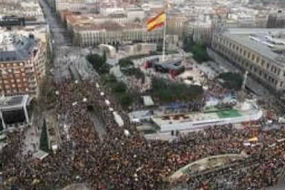 Vista aérea de la manifestación convocada por la AVT en la madrileña plaza de Colón