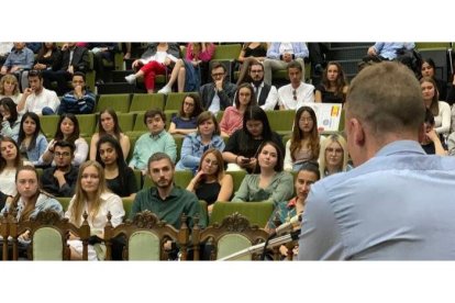 Alumnos durante un acto en el salón de grados de Veterinaria, la que más alumnos de fuera León recibe este curso. DL