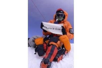 Jesús Calleja posa para la historia en la cima del mundo, el Everest