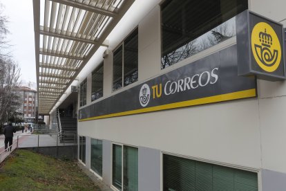 La sede central de Correos de León ciudad será una de las que amplíen su horario. JESÚS F. SALVADORES