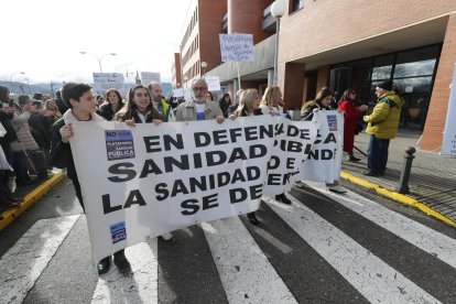 Más de 2.500 personas se han concentrado en torno al centro asistencial berciano este sábado para exigir el fin de los recortes en sanidad, la dotación de servicio y el freno de la sangría de profesionales médicos.