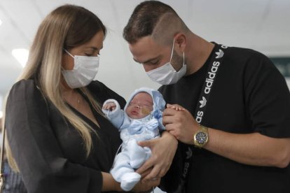 Tamara y Jesús posan con el pequeño Jesús, primer bebé nacido tras un trasplante de útero. TONI ALBIR