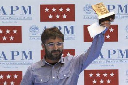 El periodista Jordi Évole saluda tras recibir el Premio de Periodismo 2013 por la Asociación de la Prensa de Madrid (APM) este miércoles en Madrid.