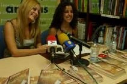 Patricia Cazón y Aicha durante la presentación del libro