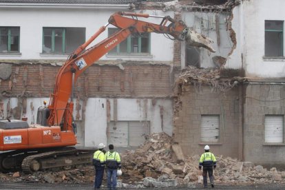 Demolición de las antiguas escuelas donde estaba prevista la construcción del parador. JESÚS F. SALVADORES