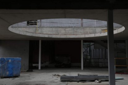 Interior de la obra del edificio, parada desde hace medio año. FERNANDO OTERO