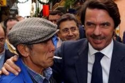 José María Aznar recibe el saludo del popular betunero «King Betún», ayer, en su visita a Cádiz