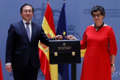 El ministro de Asuntos Exteriores, Unión Europea y Cooperación, José Manuel Albares (i), recibe la cartera ministerial de manos de su predecesora, Arancha González Laya, este lunes en el Palacio de Santa Cruz. EFE/ Ballesteros