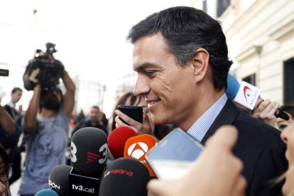 Sánchez atiende a los medios a su llegada a Valencia, donde protagonizó el primer encuentro. J. LIZÓN