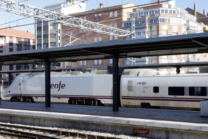 Un tren Alvia en los andenes de la estación leonesa. MARCIANO PÉREZ