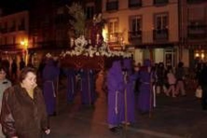 Una de las procesiones nocturnas celebradas la pasada semana en Villafranca del Bierzo