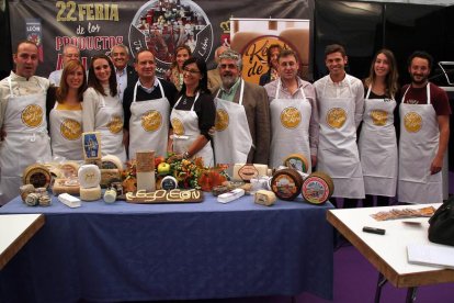 La Feria de los Productos de León acoge el acto de presentación de la asociación de productores de queso de la provincia; en el centro, el portavoz de la asociación, Jesús Mª Rodríguez