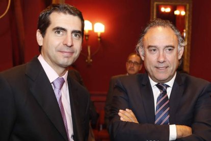 El consejero delegado de la Cultural, Ignacio Álvarez, junto al director general de la entidad leonesa, Felipe LLamazares. RAMIRO