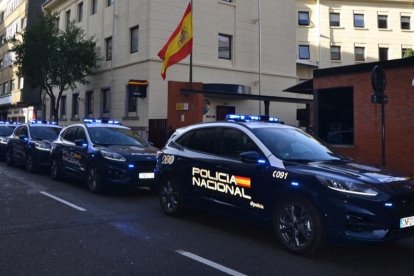 Los nuevos coches de la Policía Nacional aparcados en la comisaría de la capital leonesa. DL