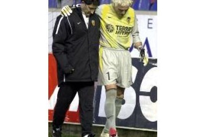 Cañizares se retiró lesionado en el minuto 15 del partido