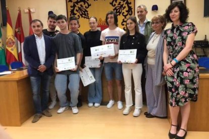 Los premiados posan con su diploma en Villablino. DL