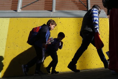 Padres recogiendo a niños a la salida del colegio, por el coronavirus. F. Otero Perandones.