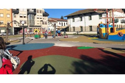 Una de las partidas más importantes es la destinada a la renovación de parques infantiles. CASTRO