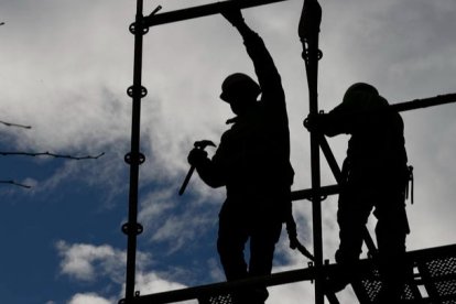 Dos trabajadores de la construcción en una imagen de archivo. LUIS TEJIDO