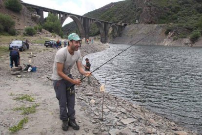 Algunos de los pescadores en el pantano de Bárcena durante la jornada de ayer.