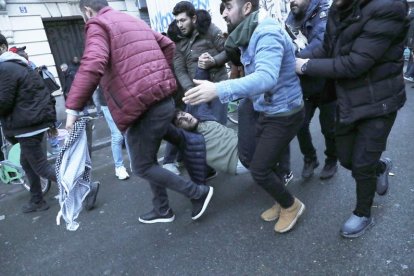 Uno de los heridos en las protestas tras la muerte de tres personas en un centro kurdo. TERESA SUÁREZ