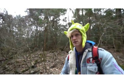 Fotograma del polémico vídeo de Logan Paul en el bosque de los suicidios de Japón.