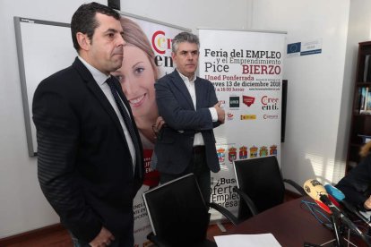 Javier Morán y Jorge Vega, ayer, en la presentación de la feria en la Uned. ANA F. BARREDO