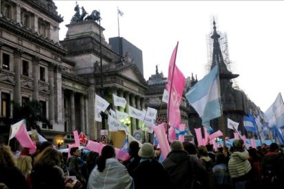 Decenas de personas en contra del aborto concentradas ante el Congreso argentino.