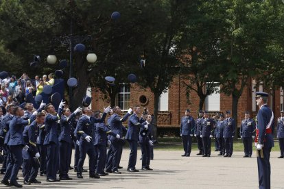 Los soldados lanzaron su gorras al final del acto.