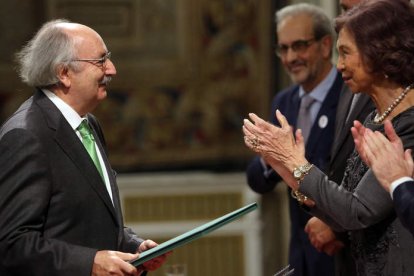 Doña Sofía aplaude al poeta leonés Antonio Colinas tras hacerle entrega del premio de poesía que lleva su nombre. RAQUEL P. VIECO