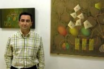 El pintor leonés Enrique Rodríguez «Guzpeña», que expone actualmente en la galería Ármaga