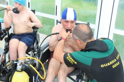 Un grupo de quince usuarios del CRE han vivido la experiencia del bautismo acuático en la Piscina Municipal de Trobajo del Camino. DL