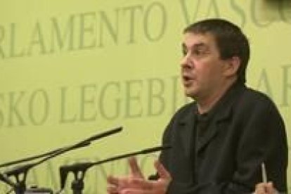 Arnaldo Otegi ayer durante la rueda de prensa en la que habló sobre la situación de Josu Ternera