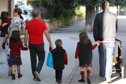 Niños acompañados de sus padres camino del colegio. MARCIANO PÉREZ