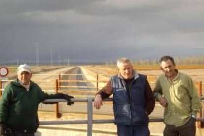 Agricultores y vecinos de Villamuñío, sobre la arteria principal de Payuelos