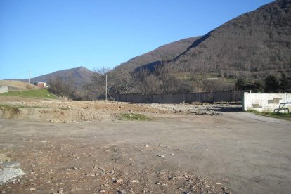 Paraje vacío en el lugar donde se iba a ubicar el parador y donde estaban las antiguas escuelas. V.A.