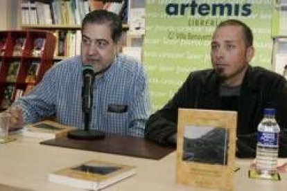 Vicente Morán, de la librería Artemis, y el autor José Luis Marchante