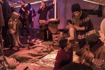 Fotografía del pasado 24 de diciembre del Sea-Watch 3 con parte de los inmigrantes.