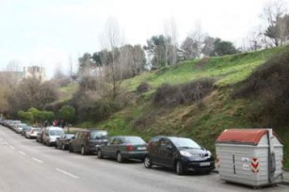 La ladera norte del parque del Plantío, con la calle Caribe del barrio de los Judíos en primer térmi