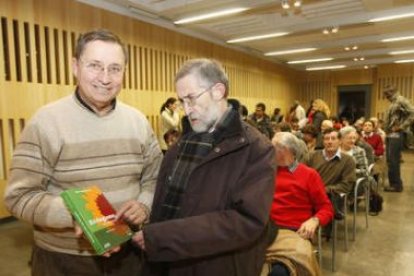 Marc Viader muestra el libro a Santiago Rodríguez Magallón