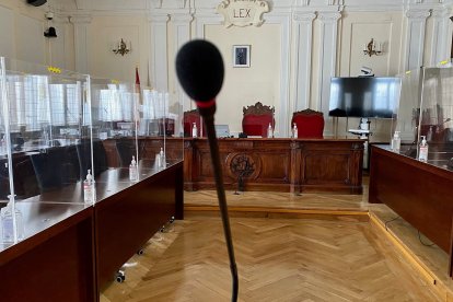 Una de las salas de vistas de la Audiencia Provincial. MÁZ