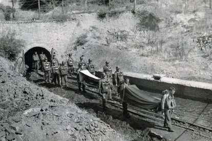 Sobre estas líneas, dos imágenes que se conservan en el Museo de la Siderúrgia y la Minería de Sabero, un rescate en Hulleras y las prácticas de los componentes de la Brigada. A la izquierda, el grupo de Bierzo Alto.